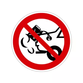 Járó motorú gépjárműbe üzemanyagot tölteni tilos!